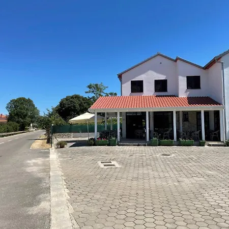 Ladonja Bb Rooms, Family Run Bed & Breakfast Bed & Breakfast 3*