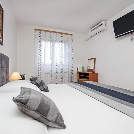 Ladonja Bb Rooms, Family Run Bed & Breakfast 3*